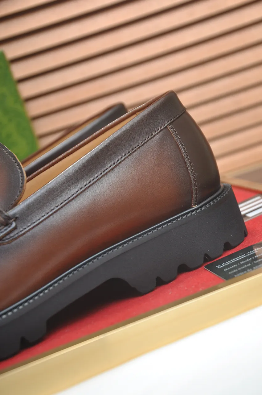 Men's shoes💰560💶Italy's top luxury men's shoe giant (GUCCI) (Gucci) (full cowhide lining) new arrival🍃Original European style🔰 Pleasant to the eye😍In order to make the shoes more durable and non-deformable🌀The production continues to follow traditional methods but there is still no lack of innovation💪Choose original sheepskin for the leather♻️ Smooth and natural And extra bright ⭐Made of imported cowhide, the first choice of rich people 38-45 (45 customized)